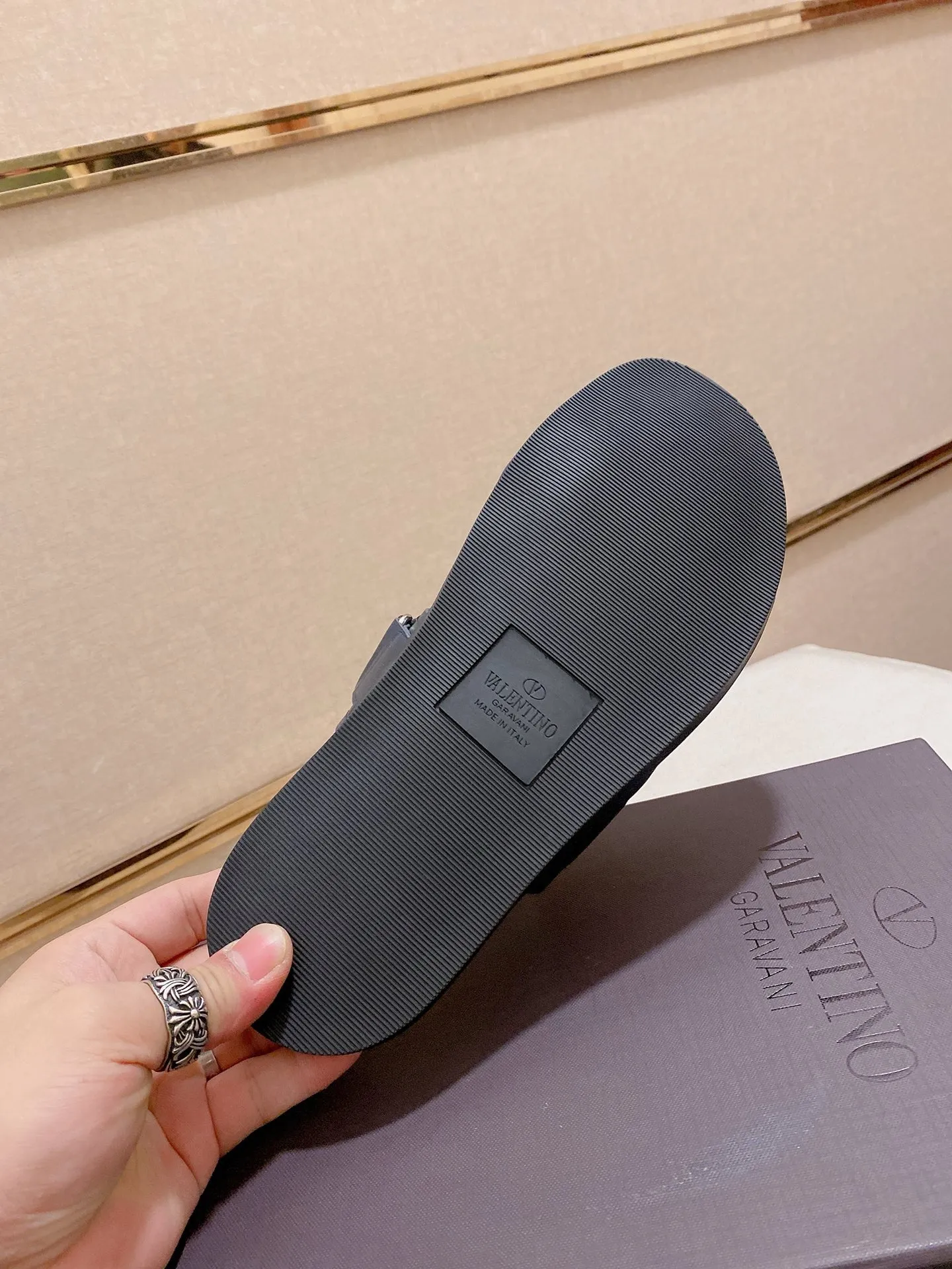 Men's shoes 💰: 480💰[Valentino] New couple 👫Boutique slippers, counter quality, classic plaid, the actual workmanship is quite complex🔰The uppers are made of imported fabrics➕🐑Sheepskin lining, which tests the craftsman's craftsmanship➕original PU outsole. Size: Women’s size: 35-44. Men's size 38-44 (can be customized to size 45, non-refundable)